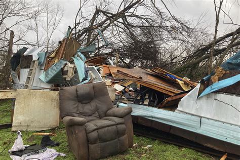 Predawn Missouri tornado kills at least 5, sows destruction ...