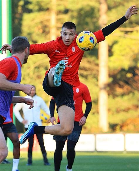 Francesco Camarda training with the first team again : r/ACMilan