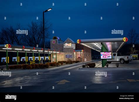 Lansing, Kansas. Sonic fast food drive-in at night Stock Photo - Alamy