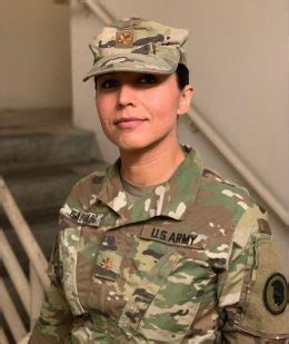 PHOTO Tulsi Gabbard Smiling In Full US Army Hat And Uniform