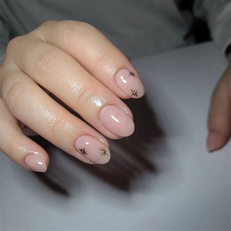 Overlay Nails: Meaning, Types and Nail Looks