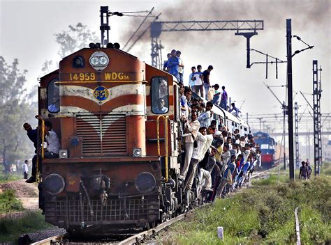 est100 一些攝影(some photos): overcrowded train, India. 過於擁擠的火車