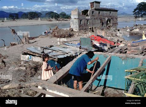 HONDURAS VICTIMS OF HURRICANE 'MITCH' IN THE RUINED TOWN OF CHOLUTECA Stock Photo: 31052387 - Alamy