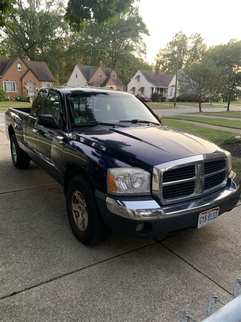 2005 dodge Dakota v8 4wd for Sale in Strongsville, OH - OfferUp