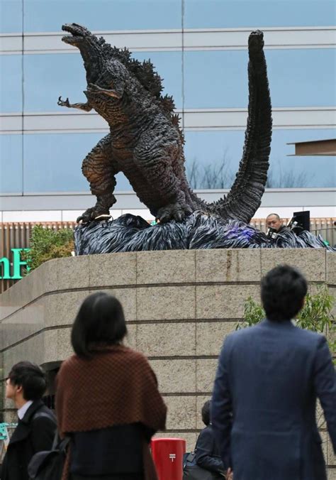 New Godzilla statue debuts in Tokyo shopping mall | Godzilla, Tokyo shopping, Japanese monster