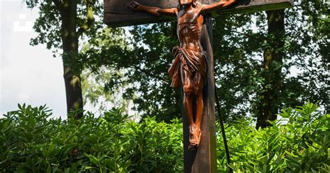 A wooden cross with a statue of jesus on it photo – Free Deutschland ...