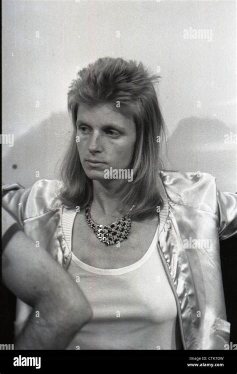 003826 - Linda McCartney backstage during the Wings 1973 UK Tour Stock ...