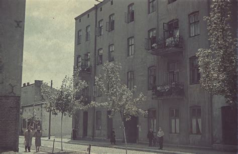 A street scene in the Lodz ghetto. - Collections Search - United States Holocaust Memorial Museum