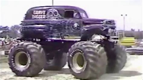 Grave Digger Monster Truck 1987 - YouTube