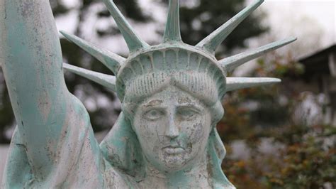 Does the statue of liberty have chains on her feet? - Monuments & sights