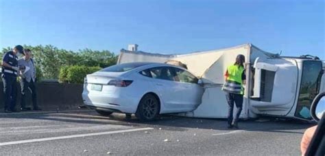 Video of Tesla Model 3 crashing into a truck on Autopilot goes viral | Electrek