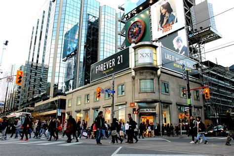 Dundas Square in Toronto, makes for excellent shots | Управление проектами, Томи, Проекты