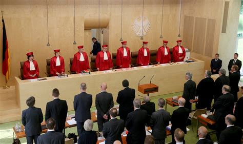 German Court Hearing Becomes Debate on Euro - The New York Times