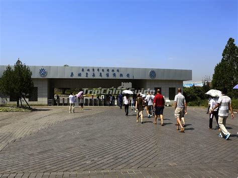 Tourists Enter Museum of the Terracotta Army - Museum of the Terracotta ...