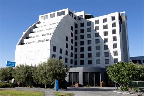 Melbourne Hotels with free airport shuttle - Book at Hotel.com.au