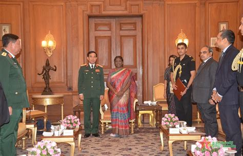 Defense Minister pays courtesy call on President of India