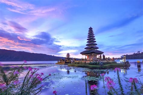 Ulun Danu Beratan Temple is a famous picturesque landmark located on the western side of the ...