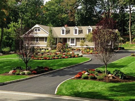 44 Circular Flower Garden That Makes You Happy - Homiku.com | Residential landscaping, Driveway ...