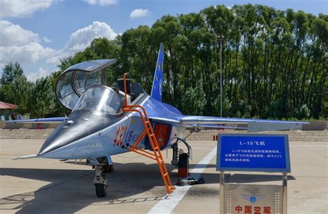 China ofrece el avión de entrenamiento avanzado L-15 a Venezuela ...