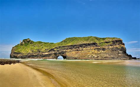 Hole-in-the-Wall Beach / Eastern Cape / South Africa // World Beach Guide