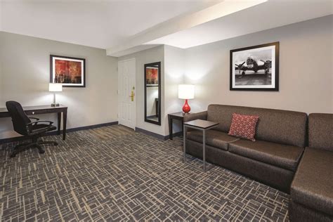 La Quinta Inn & Suites by Wyndham Atlanta Airport South College Park, Georgia, US - Reservations.com