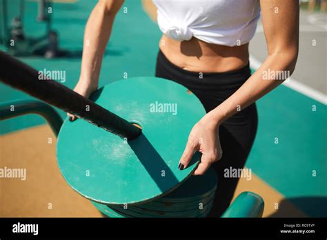 Barbell bench press, woman hi-res stock photography and images - Alamy