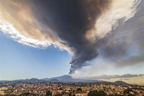 Mount Etna roars again, sends up towering volcanic ash cloud