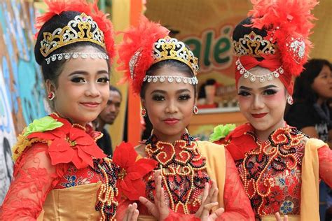 9 Dances of Indonesia - Graceful Indonesian Folk Dances