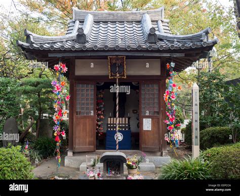 Kleiner Schrein in Tokyo Zojo-Ji Tempel Stockfotografie - Alamy