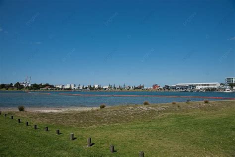 Oil Boom Untuk Mencegah Pencemaran Di Pantai Tauranga Akibat Bencana ...