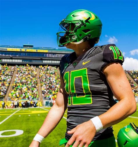 Spring Game 4/22/2018 Justin Herbert Nfl Football Art, Oregon Ducks Football, Notre Dame ...