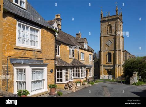 Parish church and terraced cotswold cottages, Blockley, Cotswolds, Gloucestershire, England ...