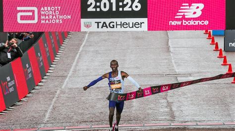 Kelvin Kiptum obliterates course record at 2023 London Marathon - Canadian Running Magazine