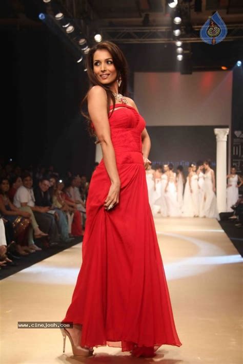 Models at IIJW 2011 Ramp Walk Show - Photo 3 of 91