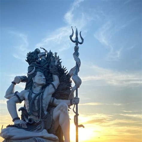 Azhimala Temple in Kerala🙏🙏 Why visit? It has a 58-feet tall statue of Lord Shiva! Follow ...