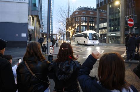 Benfica fans clap as team arrive ahead of Champions League match ...