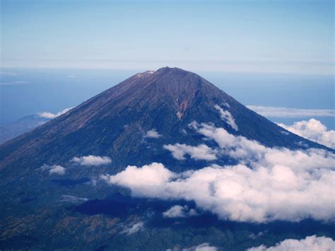 Pendakian Gunung Agung 3.142 mdpl via Pura Besakih - Manusia Lembah