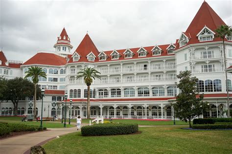 Best Disney Deluxe Resorts [List: Top 8 Upscale Hotels at Disney World]