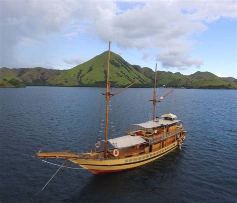 Tour laut di taman nasional komodo bersama kapal phinisi megah ini guys wah dijamin liburanmu ...