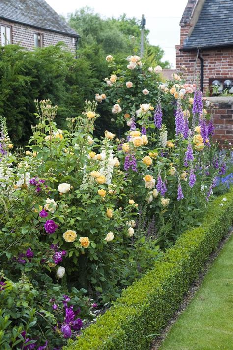 What To Plant In An English Cottage Garden