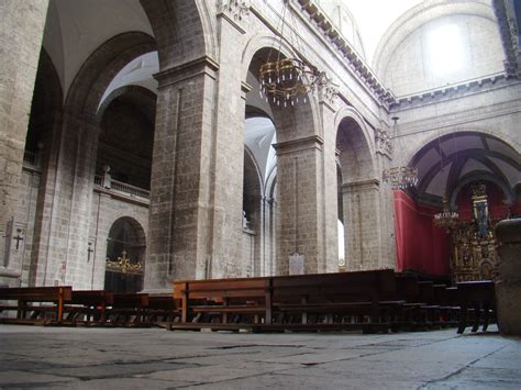 Interior de la Catedral de Valladolid - Sobriedad en el trtamiento de los pilares, así como de ...