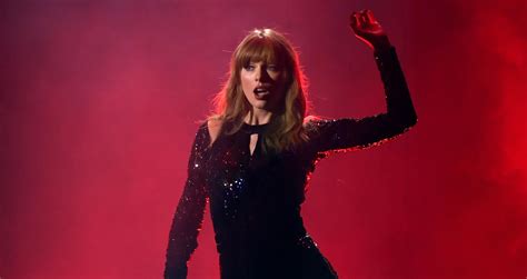 Taylor Swift Opens AMAs 2018 with ‘I Did Something Bad’ (Video) | 2018 ...