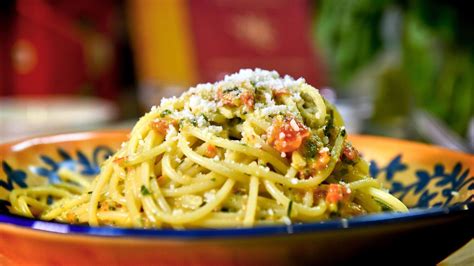 SPAGHETTI AND PESTO TRAPANESE - Lidia