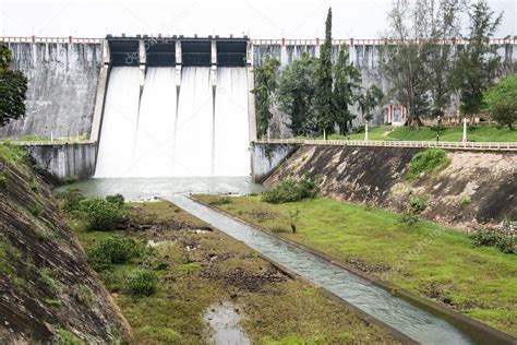 Gigantic Neyyar Dam — Stock Photo © eugenef #86796832