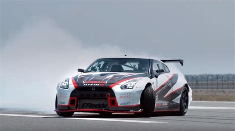 Nissan GT-R Drifts at 305 Km/h, Breaks World Record