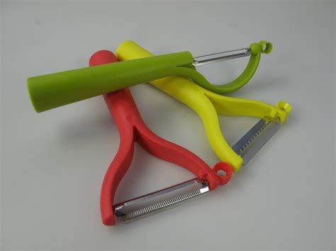 TUPPERWARE Peeler yellow + F24 Vertical Peeler green + F28 Universal Peeler red: Amazon.co.uk ...