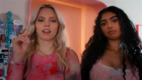 Watch Reneé Rapp Belt Out Her Introduction as Regina George in New 'Mean Girls' Trailer ...