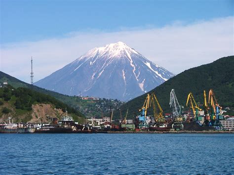 File:Petropavlovsk Kamcatskij Volcan Koriacky in background.jpg - Wikipedia