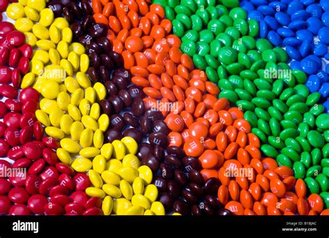 M & M Bonbons in den Reihen der Farbe sortiert Stockfotografie - Alamy