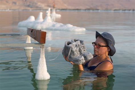 Israeli Artist Creates Salt Crystallized Sculptures From the Dead Sea ...